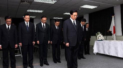 President Hu Visits Japanese Embassy to Convey Condolences