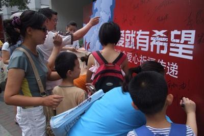 Where There is Love, There is Hope       Forte Club   s Love Signing Campaign Comes to Wuhan