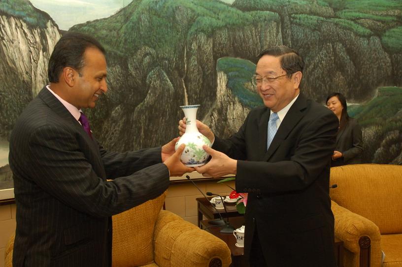 Mr. Yu Zhengsheng, member of the Political Bureau ofthe CPC Central Committee and Secretary of theShanghai Municipal Party Committee, met with Mr. Dhirubhai Ambani, Chairman of Reliance Group