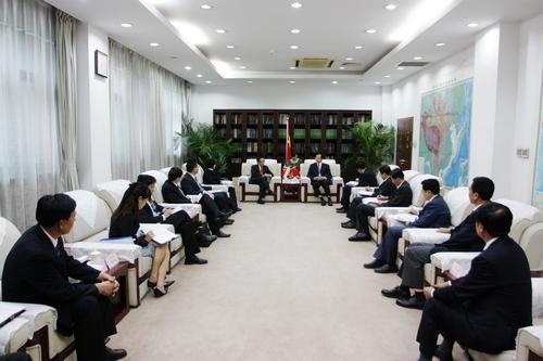 Minister Han Changfu Meets with Mah Bow Tan, Singapore's Minister for National Development