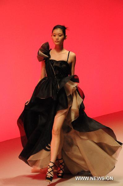 Graceful collection stages at Shiatzy Chen show in Paris