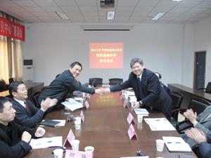 IMHE and Chongqing University Sign Science and Technology Strategic Cooperation Agreement