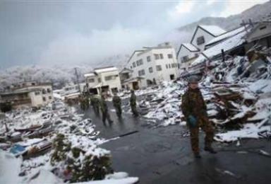 Heavy snowfall in Japan holds up rescue efforts