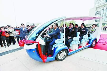 Electric cart debuts