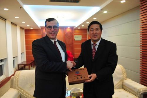 President Hu Jun Meeting With Frank Lavin, Chairman of Public Affairs, Asia Pacific of the Edelman