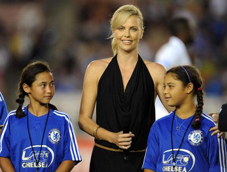 Actress Charlize Theron shows up for Chelsea's match against Inter Milan