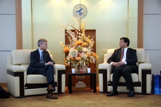 Vice President Wang Wei Meets with Vice-chancellor of University of Aberystwyth