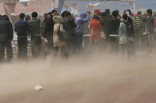 Gales whirl into Jinan, dust hovering in air