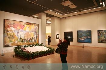 Yan Zhenduo holds an oil painting exhibition