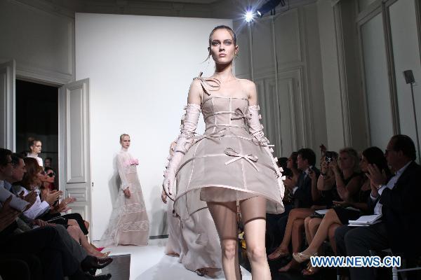 Rosy lady chic dazzles Valentino Haute Couture Show