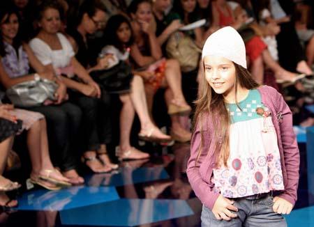 Girls' fashion show displayed in Brazil