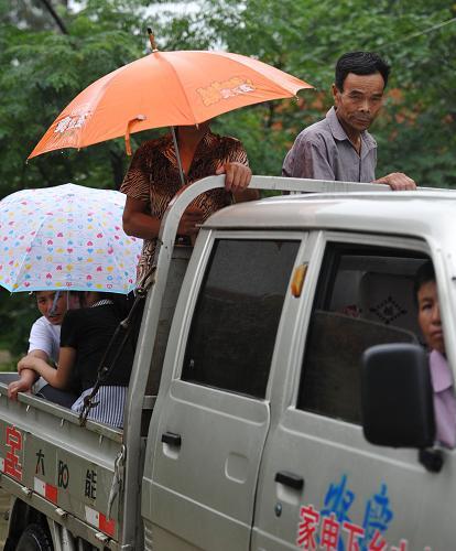 Huaining: Flood-stricken villagers evacuate