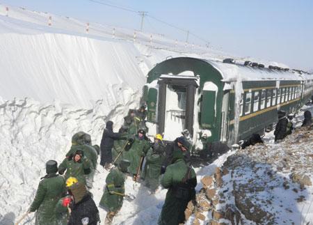 Trains stranded by snow in Inner Mongolia