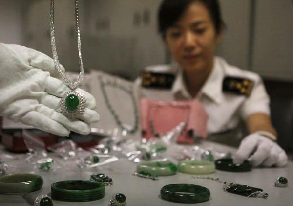 Seized Illegally Brought-in High-grade Jewelries (with photo)