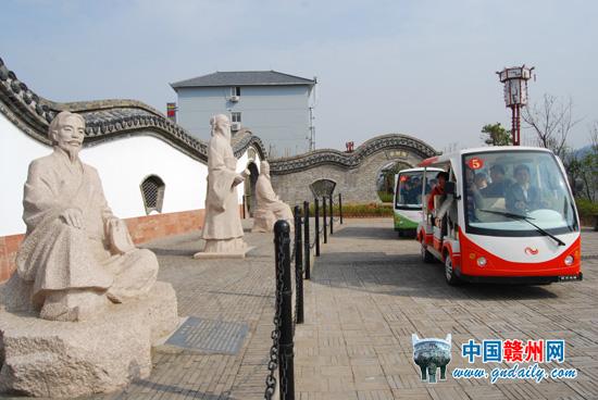 Tour by Sightseeing Bus in Hakka Cultural Park