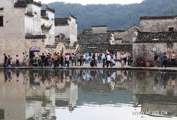 Famous spots in Anhui attract visitors during vacation