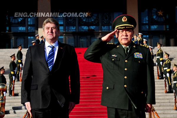 Liang Guanglie holds talks with Romanian counterpart