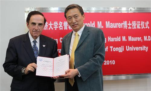 Tongji conferred honorary professor to U.S. UNMC President Dr. Maurer