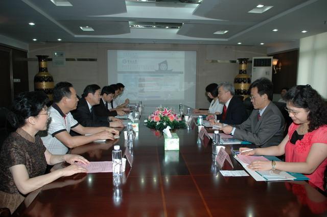 President Hu Jun Receiving Guests from Tai Wan Chi Nan University