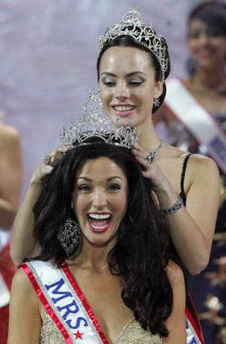 US woman crowned at Mrs. World 2007