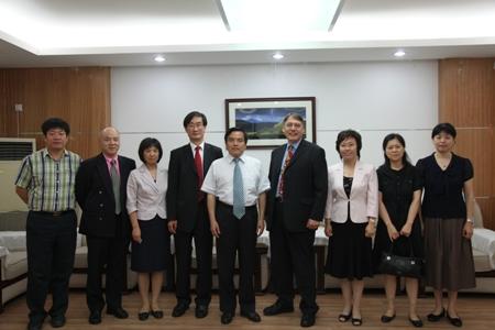 President Su Zhiwu Met with President Ebdon of University of Bedfordshire and His Party