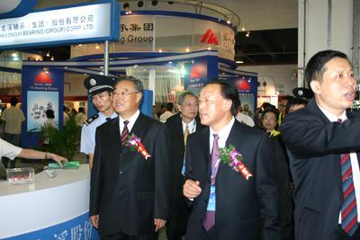 Chairman of China Machinery Industry Federation visited the Longxi Corporation booth at 2010 China International Bearing & Equipment Exhibition