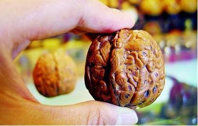 A walnut carved with 18 arhats