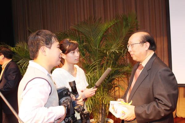 Dr. Zhao Wei, President of Macau University, Visits SNNU
