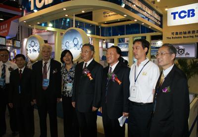 Chairman of China Machinery Industry Federation visited the TCB booth at 2010 China International Bearing & Equipment Exhibition