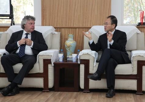 Vice President Hu Zhengrong Met with Vice President Ke   De   Louite of Hanze University Groningen of Holland