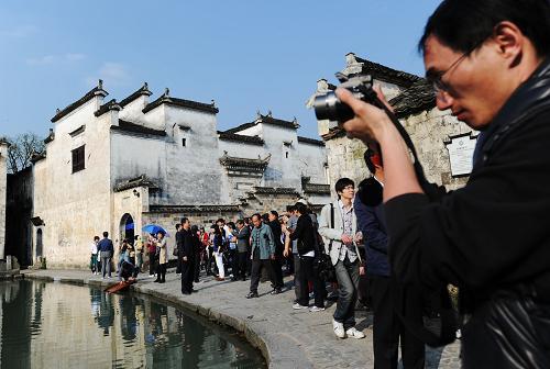 Hongcun embraces first tourism peak season