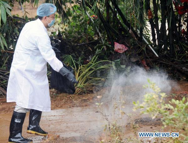 Medics prevent disease in flood-retreated Hainan