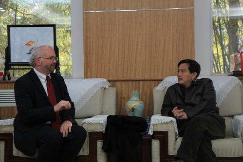 President Su Zhiwu Met With Professor De   Roure, a Computer Expert of Oxford University