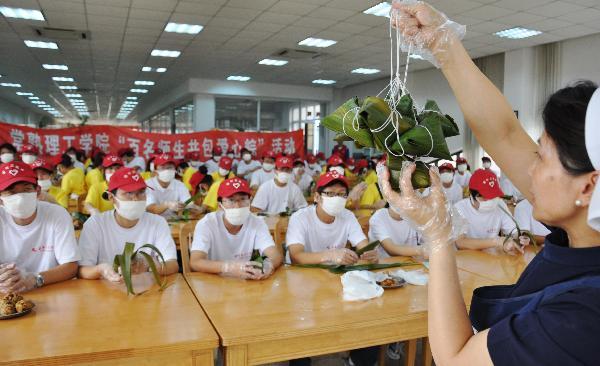 Learn to make Zongzi ahead of Chinese traditional festival