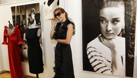 Hepburn's wardrobe sells for double estimate