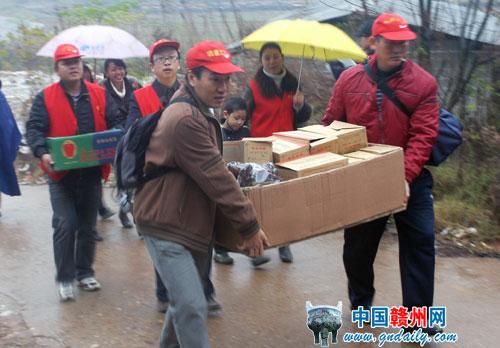 Volunteers Send Warmth to the Elderly in Rain