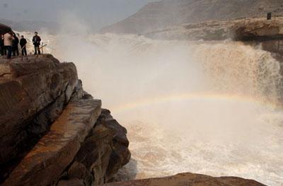 Spring torrent of Hukou Waterfall