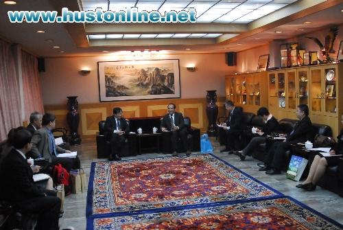 Vice President of I.Shou University Visits HUST