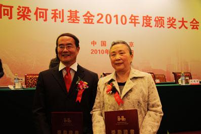 One Tsinghua Alumna and One Tsinghua Faculty Member Win HLHL Prizes