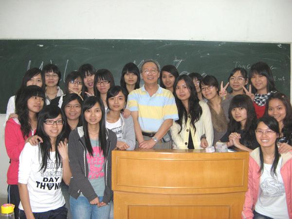 Chinese American Philanthropist Volunteers to Teach at Zhaoqing University