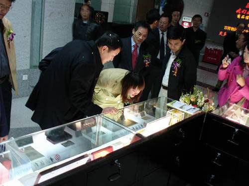 Bank of China   s Olympic Licensee's Outlet Launched in Changsha.