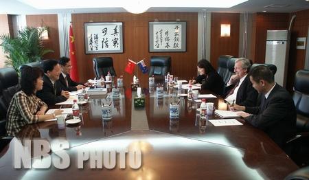 Mr. Li Deshui Met with New Zealand Ambassador