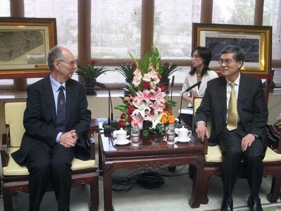 Vice President Pan Met with Prof. Bernard Weiss, Royal Academy of Engineering, UK