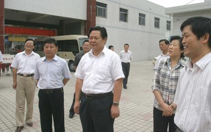 Secretary Yang extends his regards to teachers on Teachers    Day