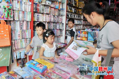 School Supplies Well Sold before New Term