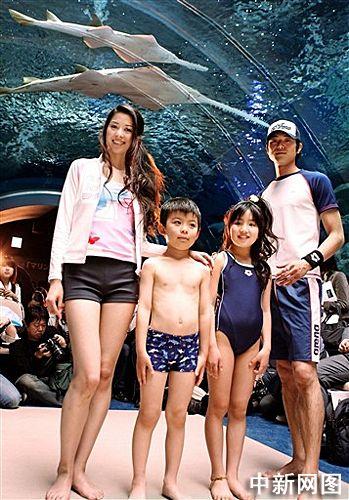 Japan models show new style swimwear
