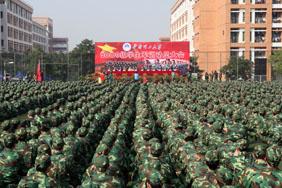 Dressed in green outfit: the freshmen military training kicks off