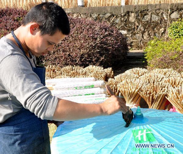 Farmers make paper umbrellas to earn extra incomes