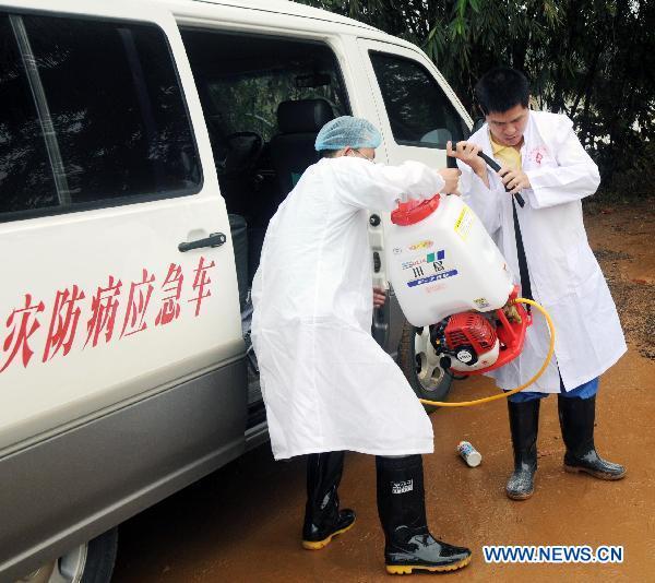 Medics prevent disease in flood-retreated Hainan