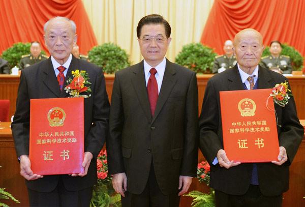 Two academicians win China's top science prize